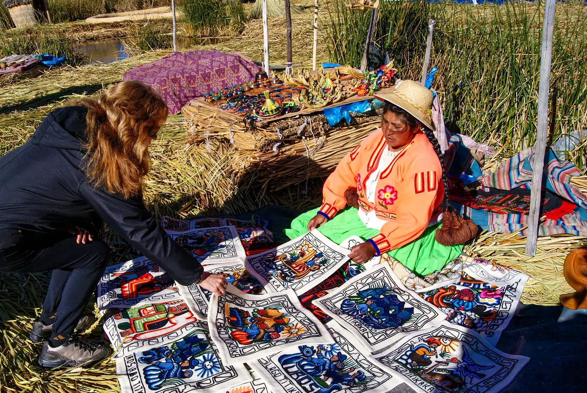 Vendedora de tejidos tradicionales en un mercado de Puno, Perú