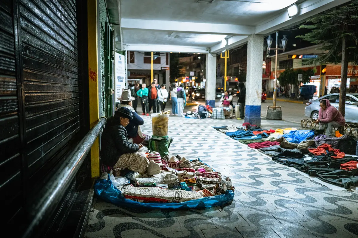 Vendedoras de artesanía en un mercado nocturno de Trujillo, Perú