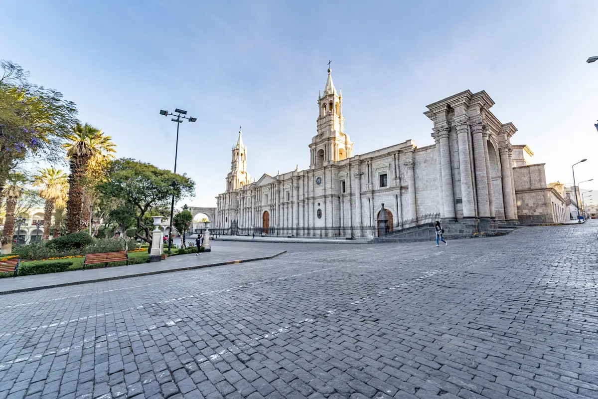 Basílica Catedral de Arequipa y la Plaza de Armas bajo el cielo despejado