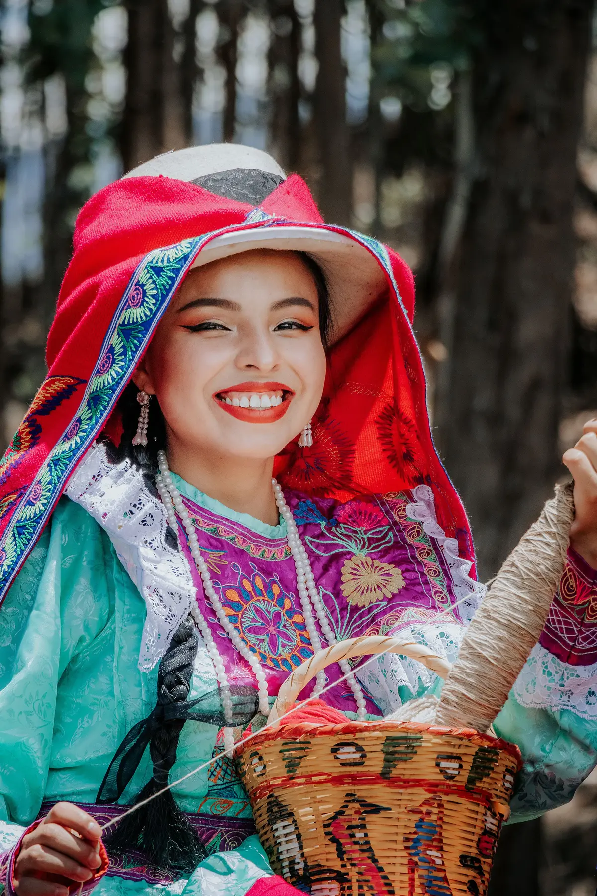 Mujer sonriente con vestimenta tradicional andina