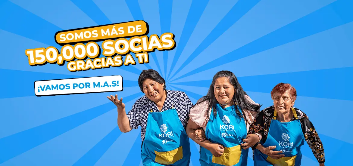 Banner "150,000 socias": tres socias mayores con mandil Kori celeste