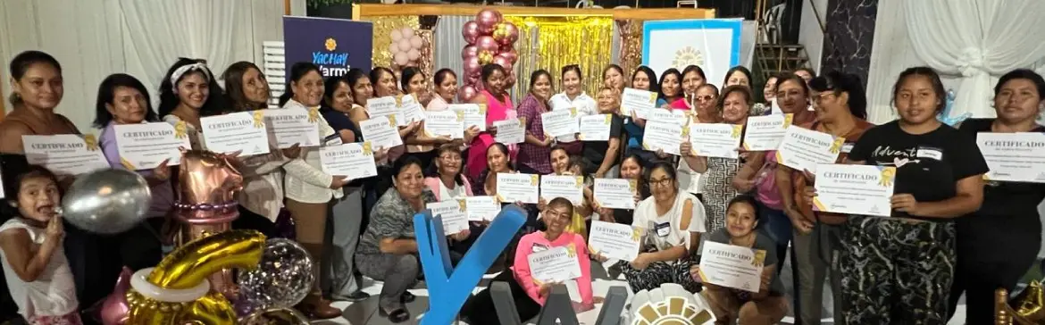 Graduación Yachay Warmi: decenas de socias con certificados y globos