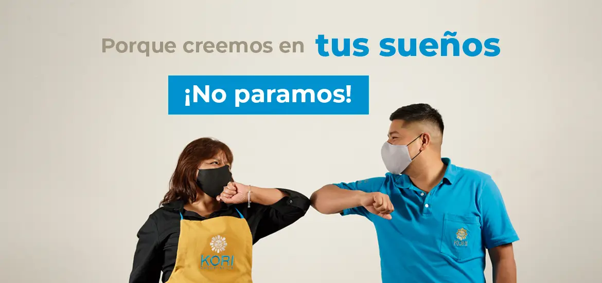 Banner "¡No paramos!": socia con mandil Kori y asesor chocando codos con mascarilla