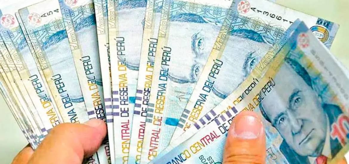 Billetes peruanos en abanico