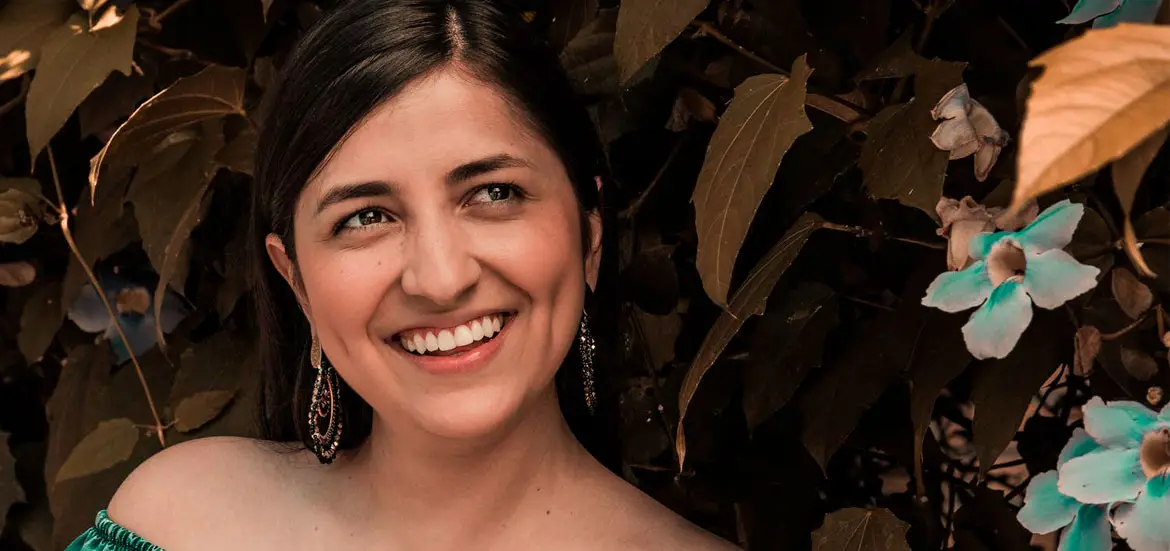 Mujer sonriente en primer plano