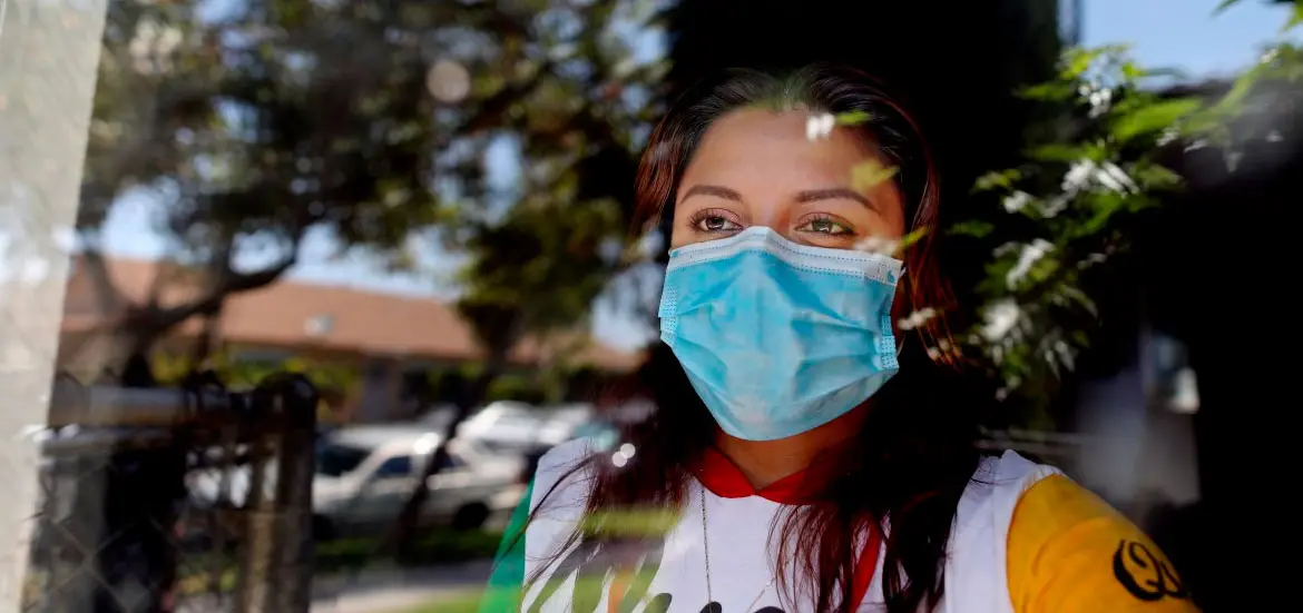 Mujer con mascarilla en la calle